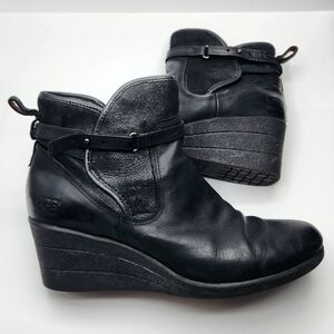 UGG Women's Black Leather Wedge Ankle Boots Size 9